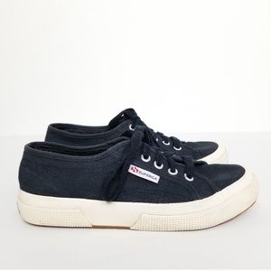 Classic canvas superga sneaker in navy!
